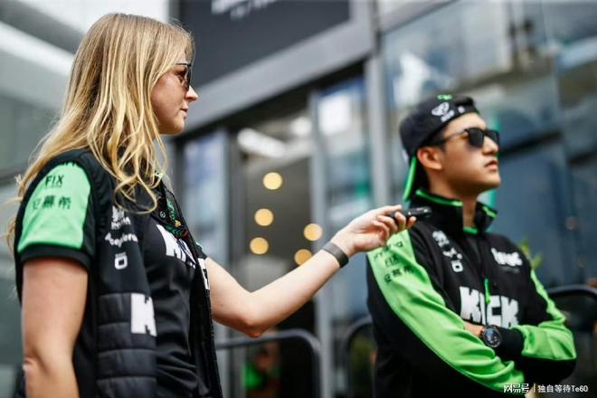 索伯车队完胜哈斯车队，周冠宇点燃赛场